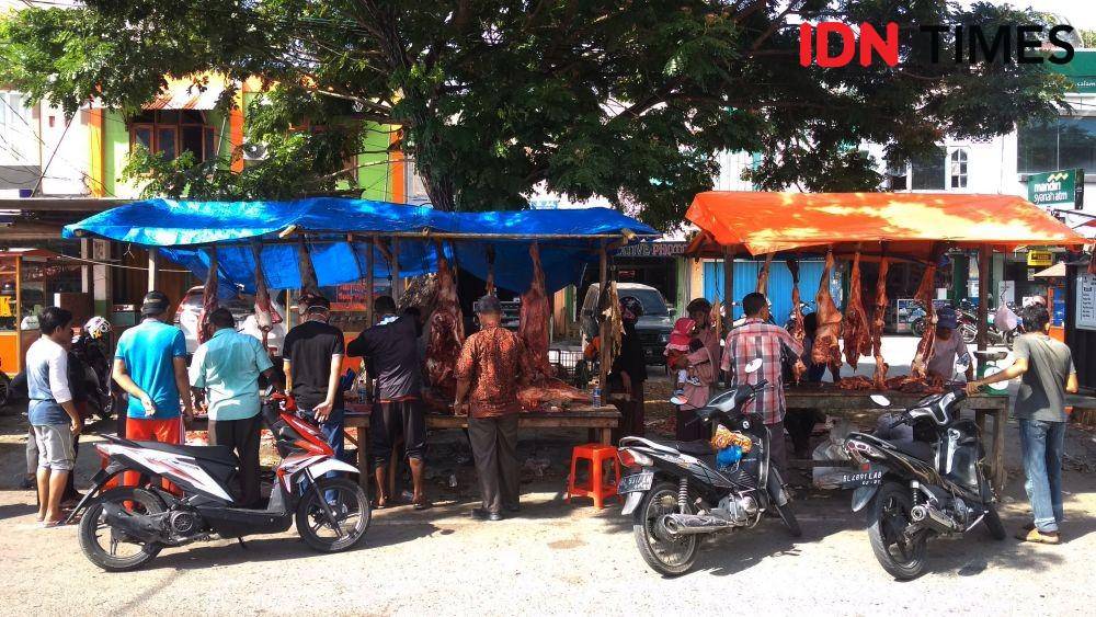 Aktivitas jual beli daging di Hari Mak Meugang di kawasan Kopelma Darussalam, Kecamatan Syiah Kuala, Kota Banda Aceh (IDN Times/Saifullah)