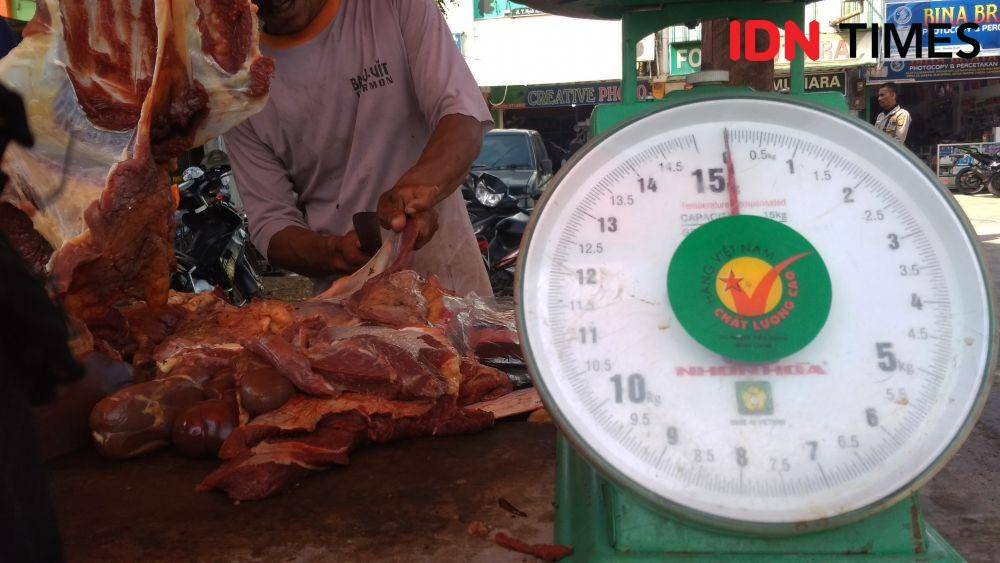 Aktivitas jual beli daging di Hari Mak Meugang di kawasan Kopelma Darussalam, Kecamatan Syiah Kuala, Kota Banda Aceh (IDN Times/Saifullah)