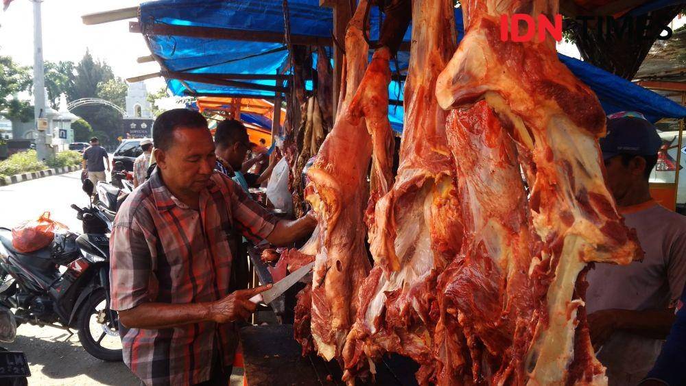 Aktivitas jual beli daging di Hari Mak Meugang di kawasan Kopelma Darussalam, Kecamatan Syiah Kuala, Kota Banda Aceh (IDN Times/Saifullah)