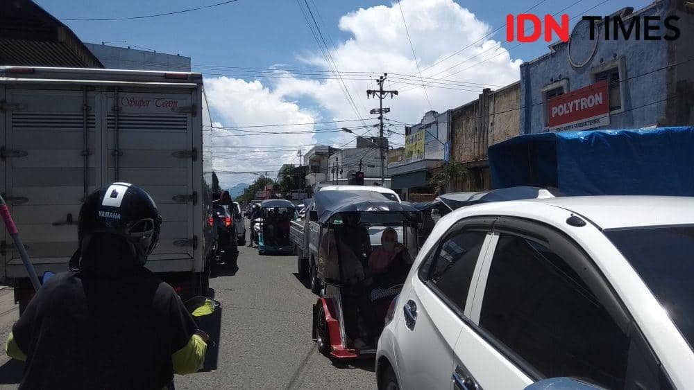 Padat kendaraan di pertokoan jalan S. Parman/Elias
