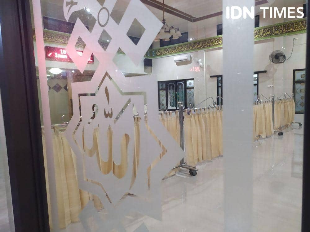 Suasana masjid di Palembang tanpa salat tarawih di bulan ramadan (IDN Times/Feny Maulia Agustin)