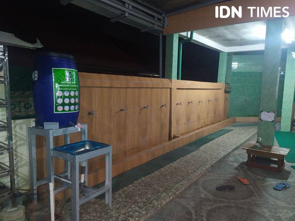 Suasana masjid di Palembang tanpa salat tarawih di bulan ramadan (IDN Times/Feny Maulia Agustin)