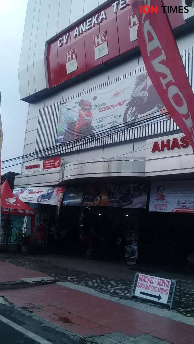 Showroom yang dibobol kawanan pencuri (IDN Times/ Bambang Suhandoko)