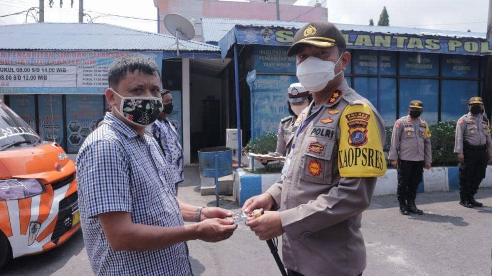 Terimbas Corona, Sopir Angkot di Simalungun Dapat Tabungan dari Polres