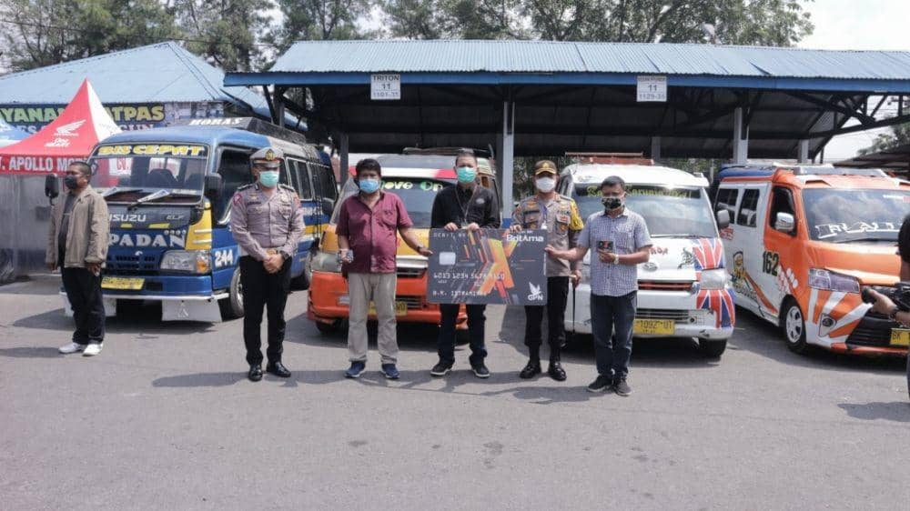 Kapolres foto bersama dengan sopir angkutan umum (Dok.IDN Times/Istimewa)