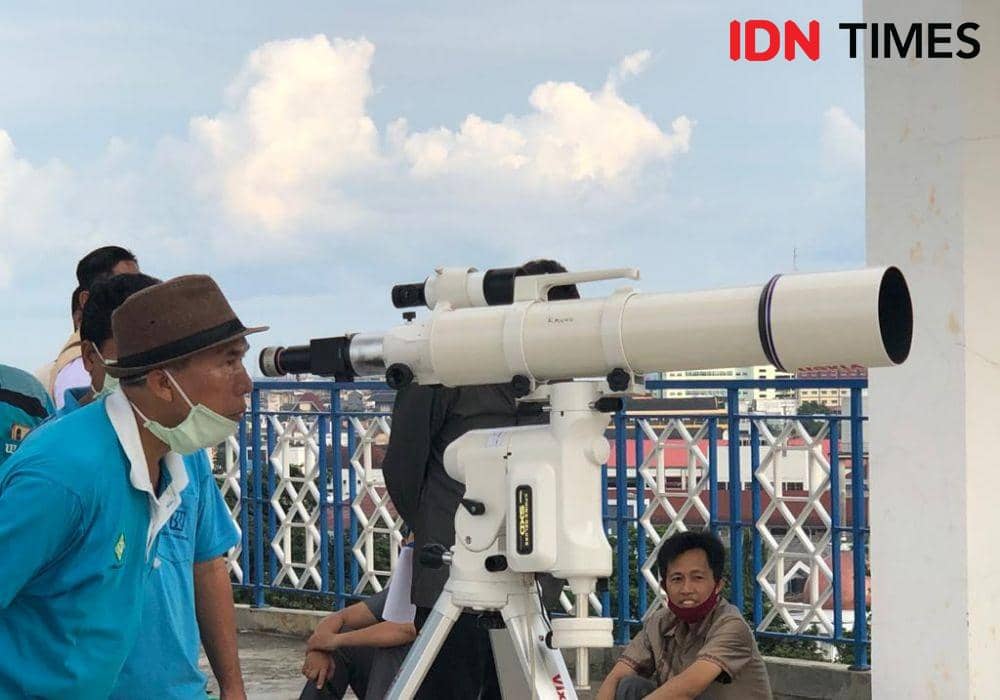 Proses pemantauan hilal di Palembang oleh Kemenag Sumsel, Kamis (23/4). (IDN Times/Rangga Erfizal)