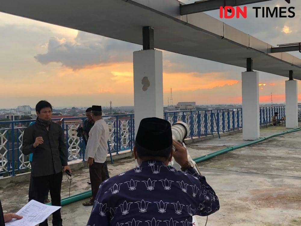 Rukyatul Hilal oleh Kemenag Sumsel, Kamis (23/4). (IDN Times/Rangga Erfizal)