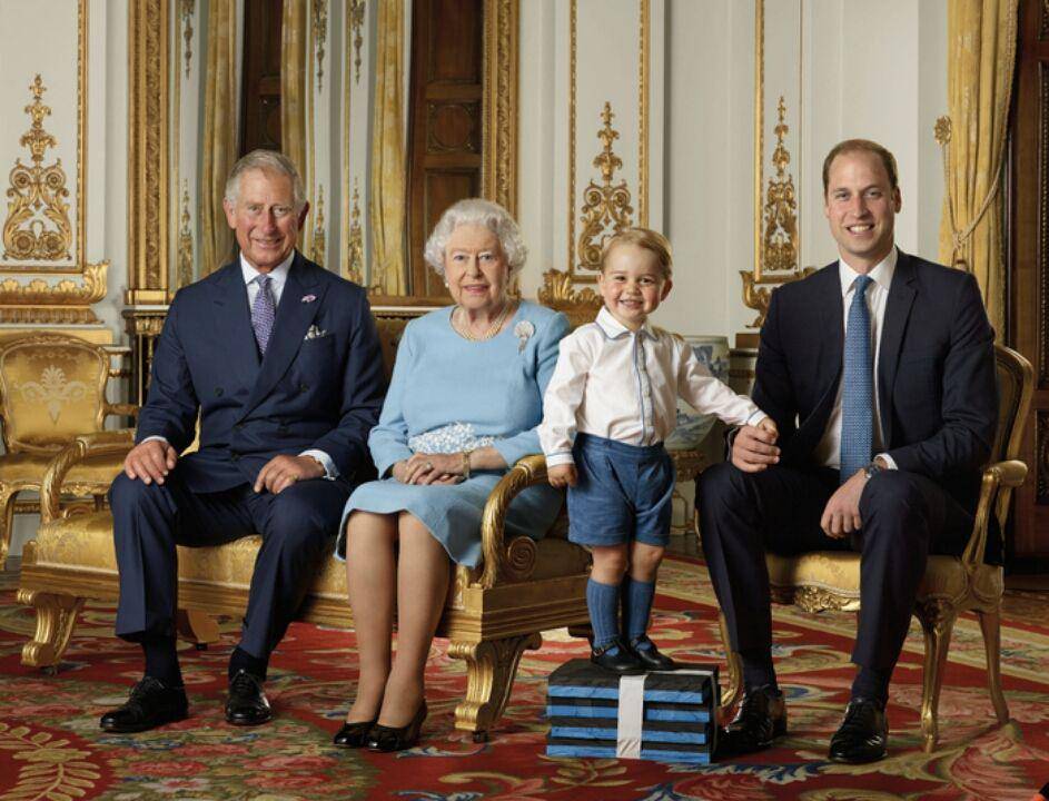 Pangeran Charles, Ratu Elizabeth, Pangeran Goerge, dan Pangeran William (Ranald Mackechnie via buzzfeed.com)