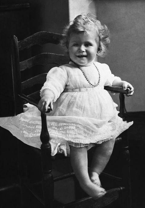 Ratu Elizabeth II saat balita (Hulton Deutsch via cosmopolitan.com)