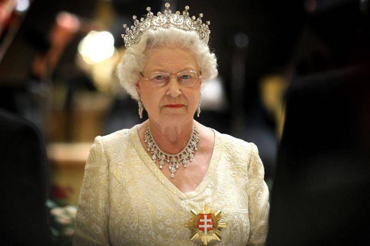 Ratu Elizabeth II (theroyaluk.com)