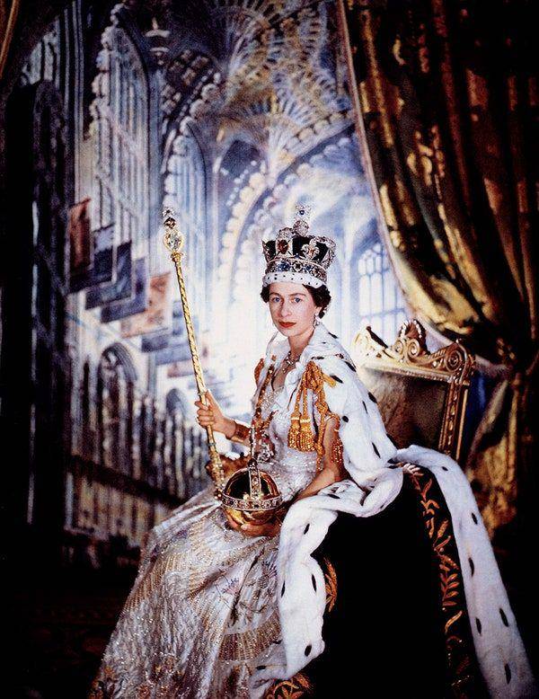Ratu Elizabeth II saat dinobatkan menjadi Ratu Kerajaan Inggris (vanityfair.com)