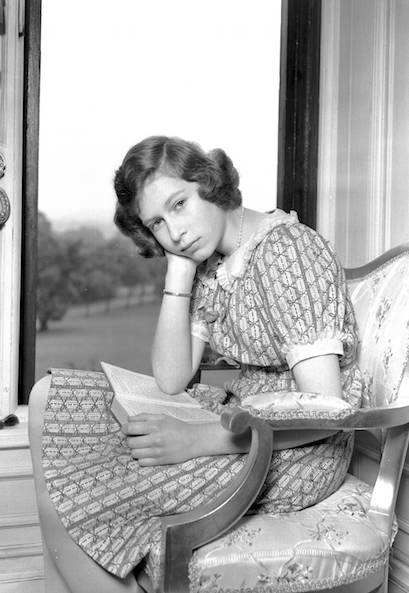 Ratu Elizabeth II semasa muda (cosmopolitan.com)