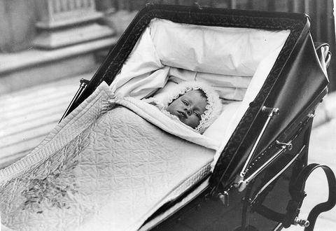 Ratu Elizabeth II saat bayi (Photoquest via cosmopolitan.com)