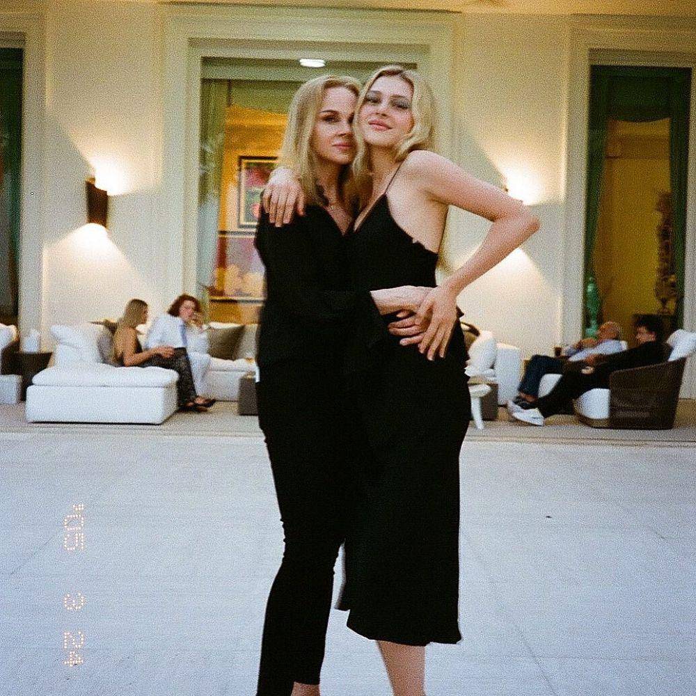 instagram.com/nicolaannepeltz/