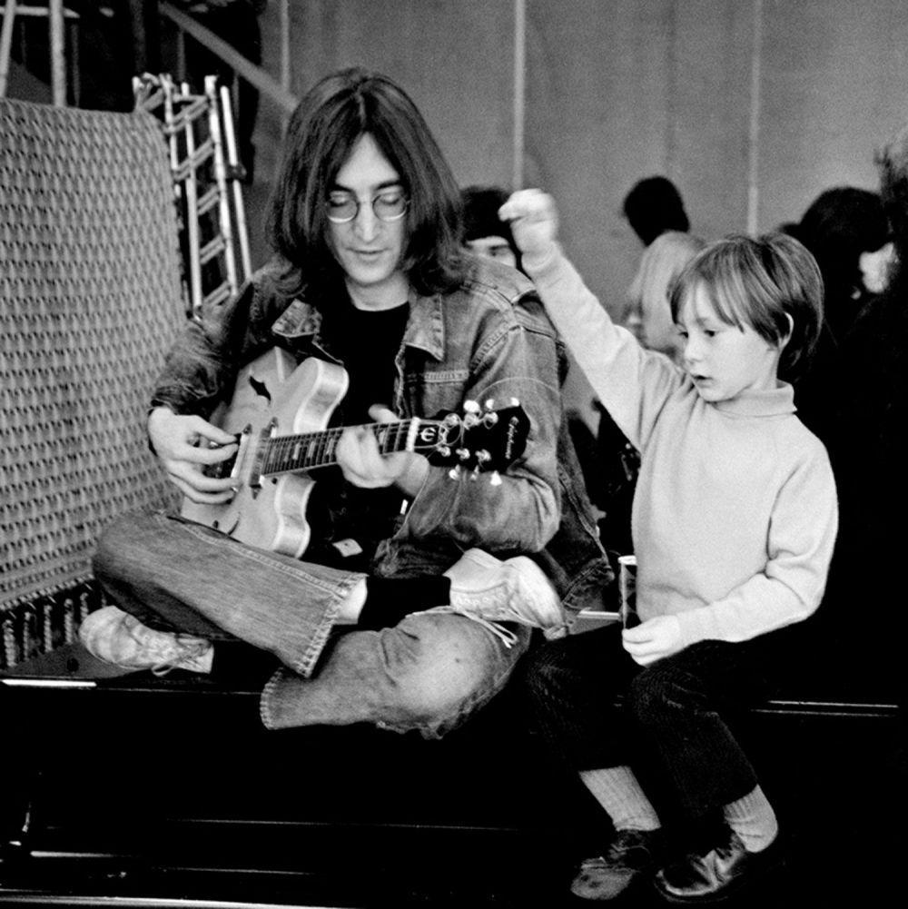 10 Potret Masa Kecil Anak-anak The Beatles, Mirip Ayahnya Gak?