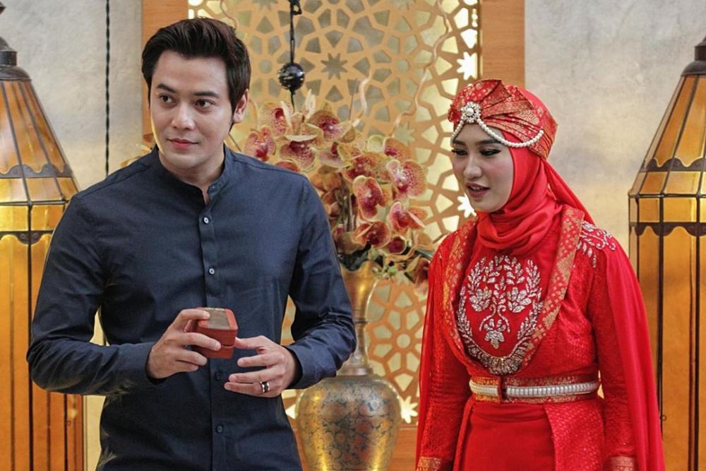 Manly Abis, Inilah 10 Potret Kriss Hatta yang Makin Berkarisma