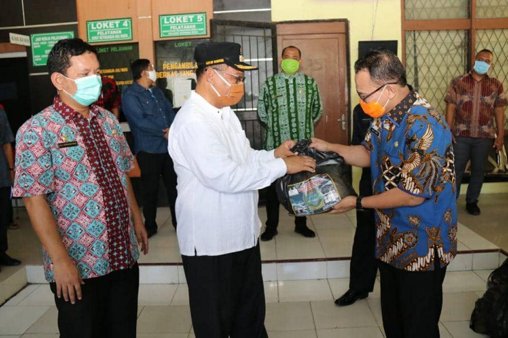 Plt Wali Kota Medan serahkan bantuan ke Camat Medan Denai (Dok.IDN Times/istimewa)