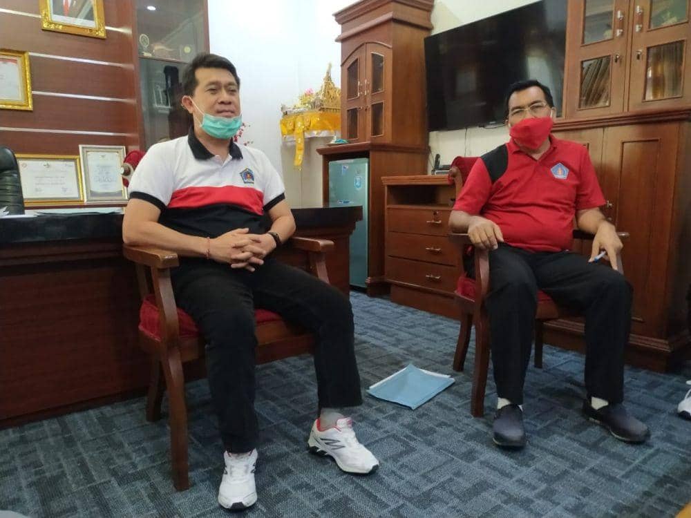 Kaus corak putih merah hitam: Bupati Klungkung,, I Nyoman Suwirta. (Dok.IDN Times/Istimewa)