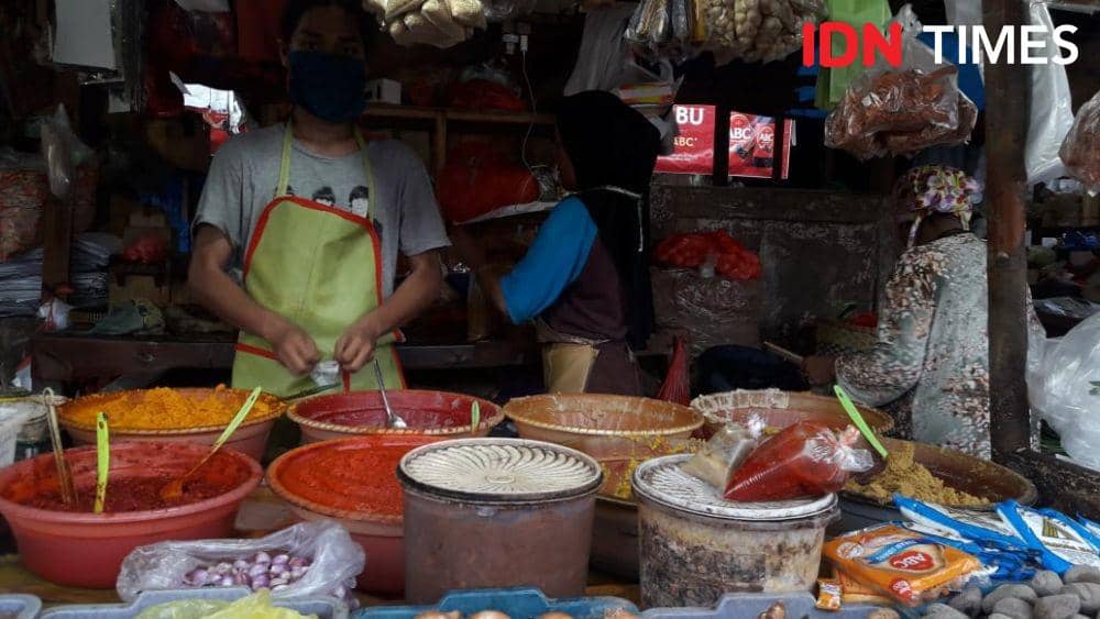 Pedagang rempah dan bumbu di Pasar Ciputat (IDN Times/Muhammad Ikbal)