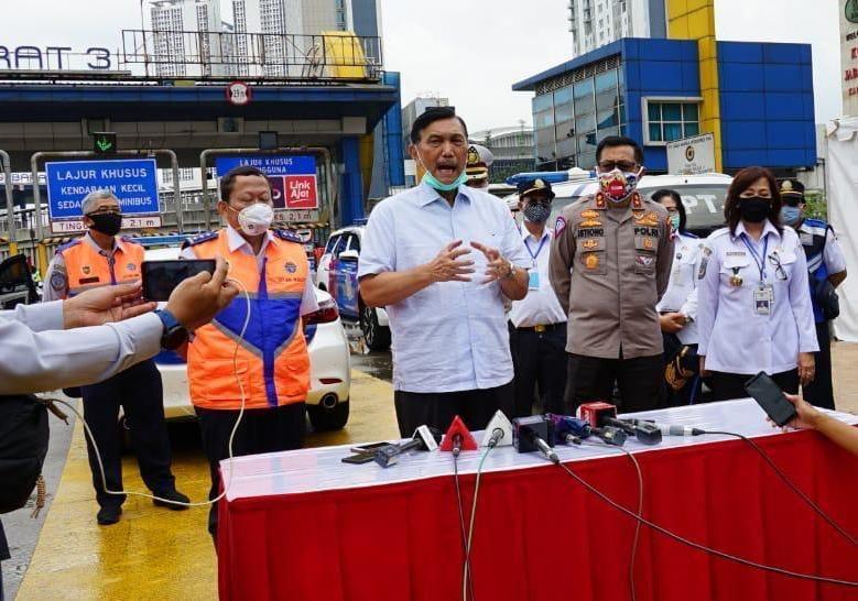 Luhut Sebut Penanganan COVID-19 dan Ekonomi Harus Seimbang