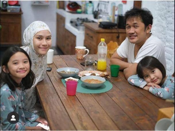 Sendirian hingga Bareng Keluarga, Inilah 10 Potret Sahur Pertama Seleb