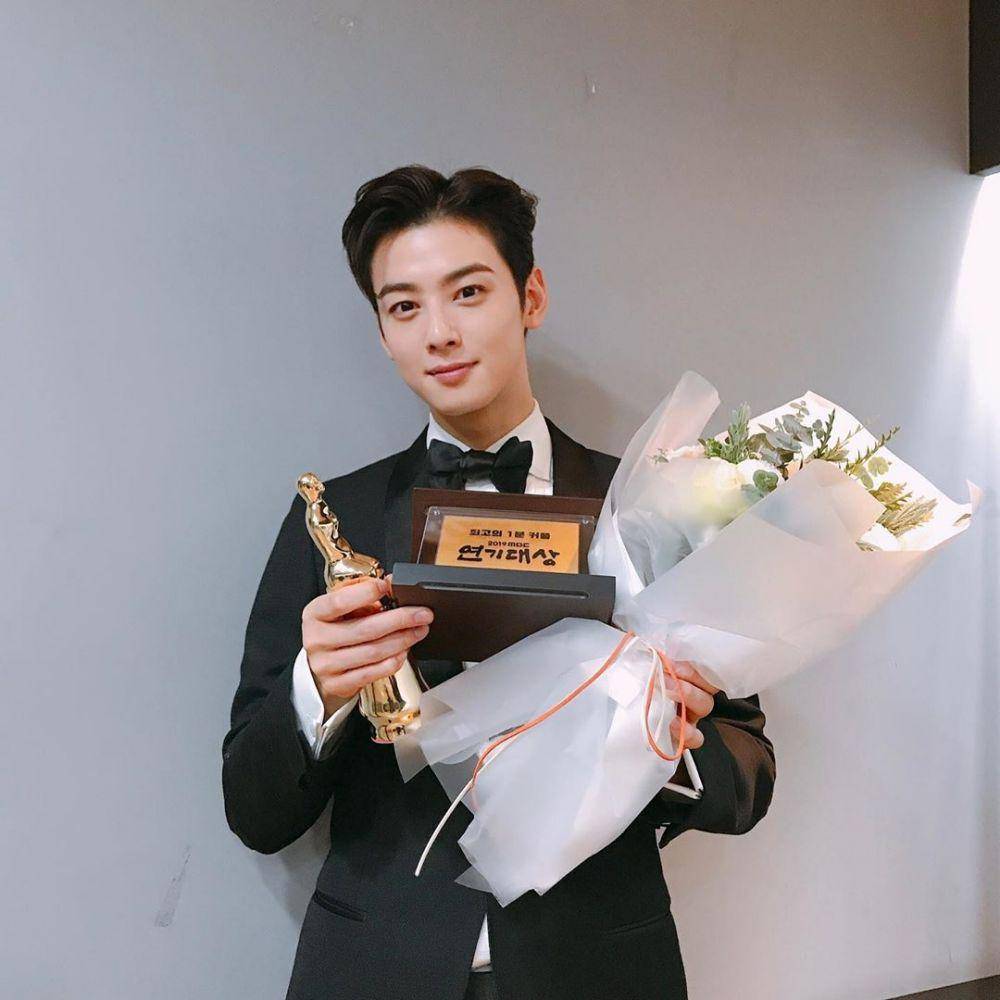 Instagram.com/eunwo.o_c