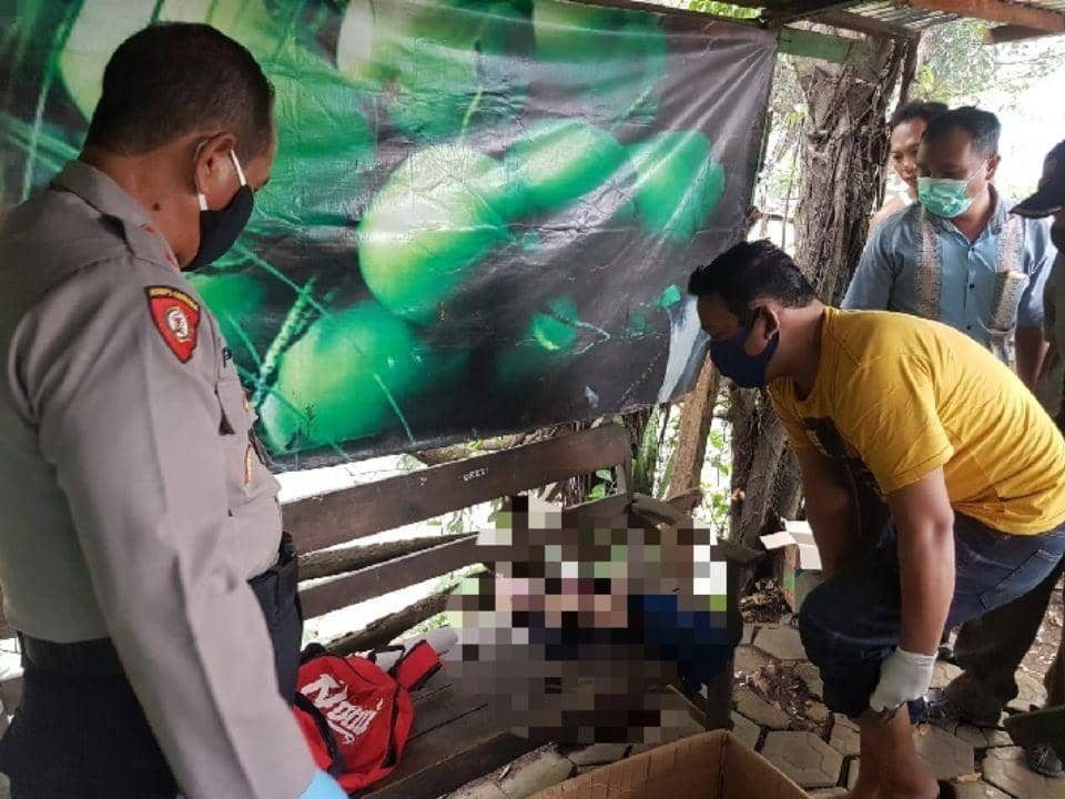 Polisi melakukan olah TKP mayat bayi di Mojoagung Jombang. IDN Times/Istimewa