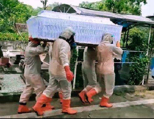 Relawan PDIP melaksanakan pemakaman jenazah dengan protokol pasien COVID-19. IDN Times/Istimewa