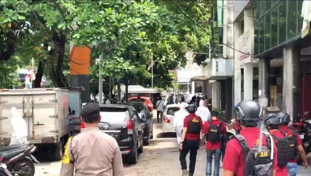 Polisi Pakai APD Datang, Warga Berkerumun di Makassar Lari Kocar-kacir