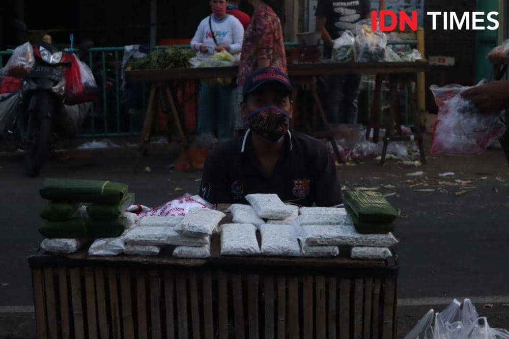 Pedagang tempe di pasar Ciputat (IDN Times/Muhamad Iqbal)