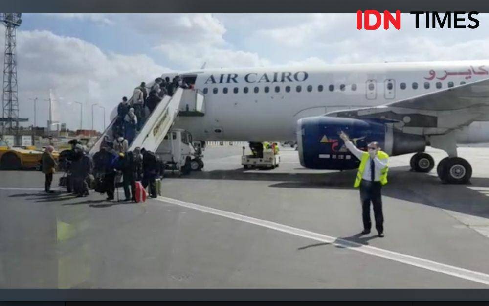 WNI di Mesir pulang ke tanah air dengan penerbangan khusus Air Cairo, Sabtu siang waktu setempat. Dok. IDN Times