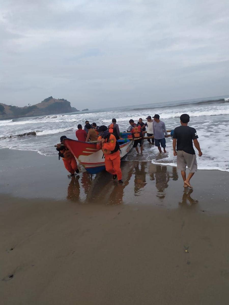 Petugas gabungan evakuasi pemancing yang terjebak di batu karang, IDN Times/ istimewa