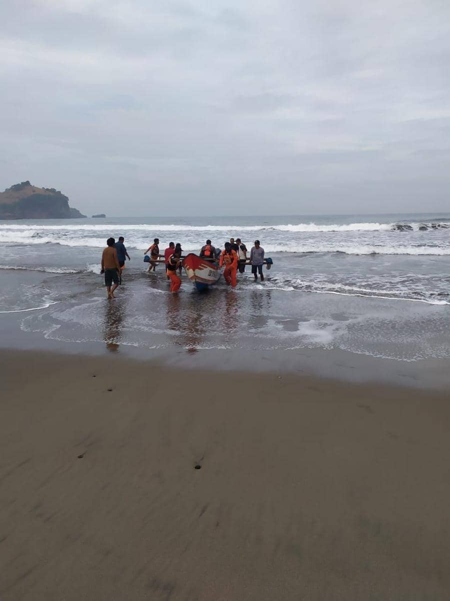 Petugas gabungan evakuasi pemancing yang terjebak di batu karang, IDN Times/ istimewa