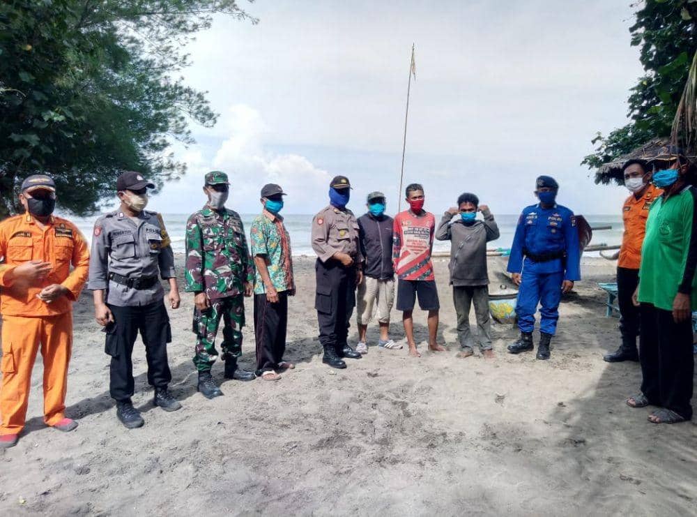 Petugas gabungan evakuasi pemancing yang terjebak di batu karang, IDN Times/ istimewa