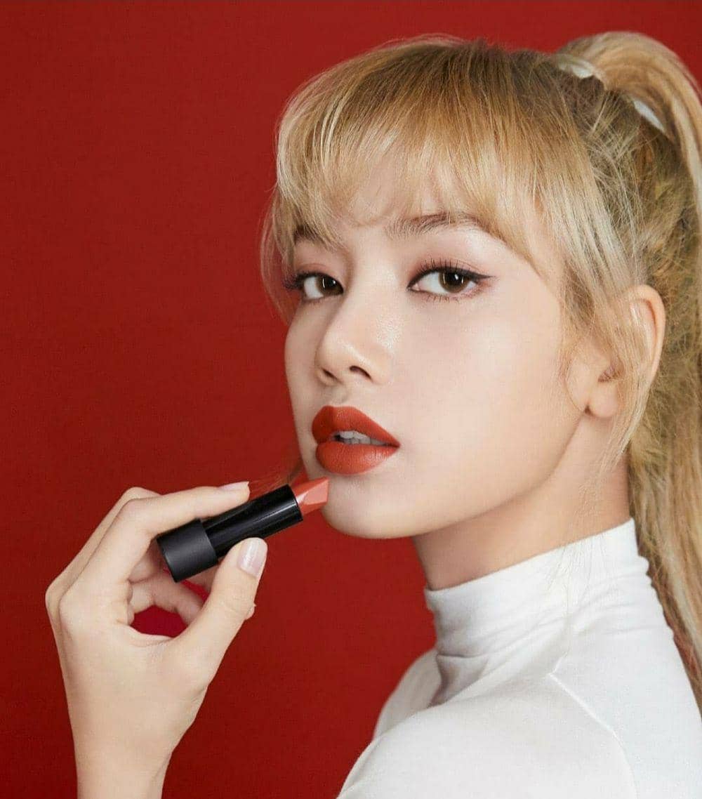 10 Pesona Paripurna Lisa Blackpink dengan Lipstik Merah, Elegan Banget