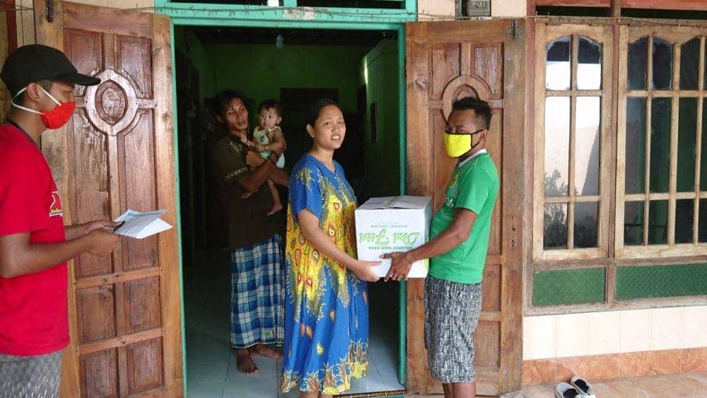 Warga Jabalsari terima bantuan sembako dari Pemkab, IDN Times/ Bramanta Pamungkas