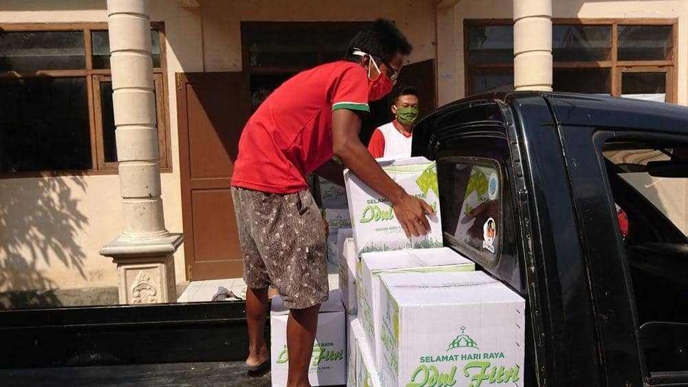 Warga Jabalsari distribusikan bantuan sembako kepada warga, IDN Times/ Bramanta Pamungkas