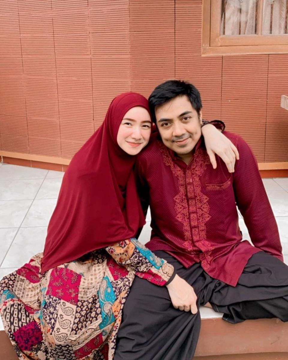8 Artis yang Kepincut Pesona Ustaz, Jadi Istri Deh!