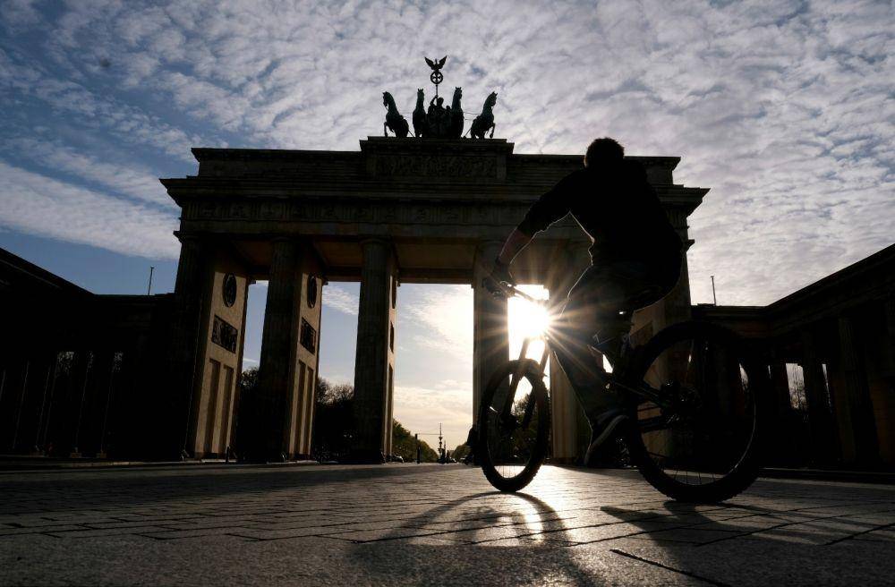 Pemandangan Brandenburg Gate saat pandemik COVID-19 di Berlin, Jerman, pada 19 April 2020. ANTARA FOTO/REUTERS/Christian Mang