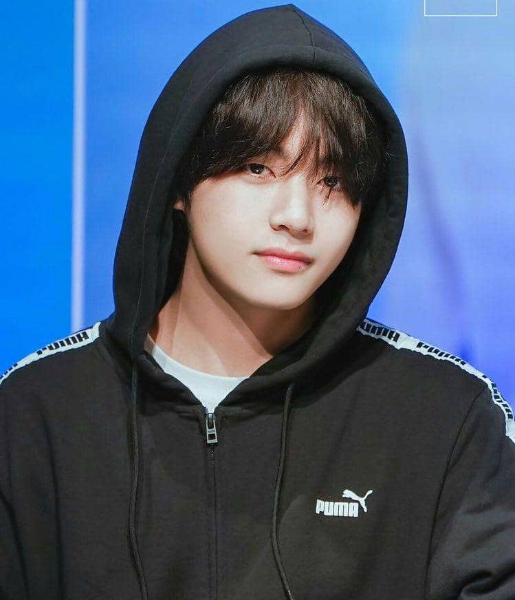 10 Potret Pesona V BTS Kala Kenakan Hoodie yang Bikin Berdebar!
