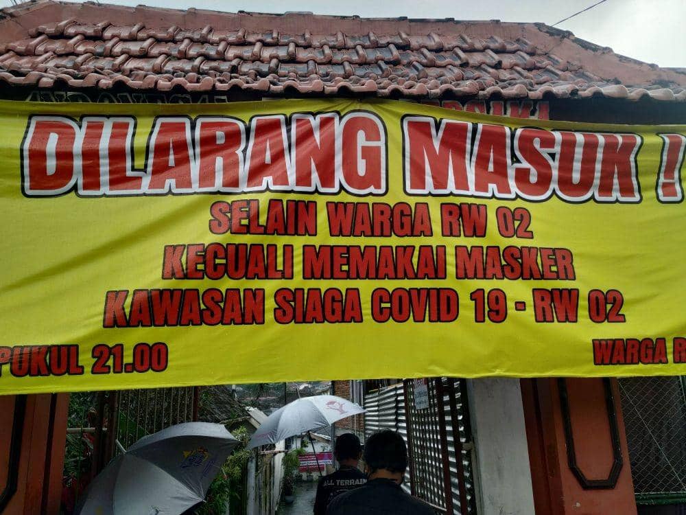 Banner pemberitahuan saat masuk ke lingkungan RW 02 Kelurahan Klojen. IDN Times/ Alfi Ramadana