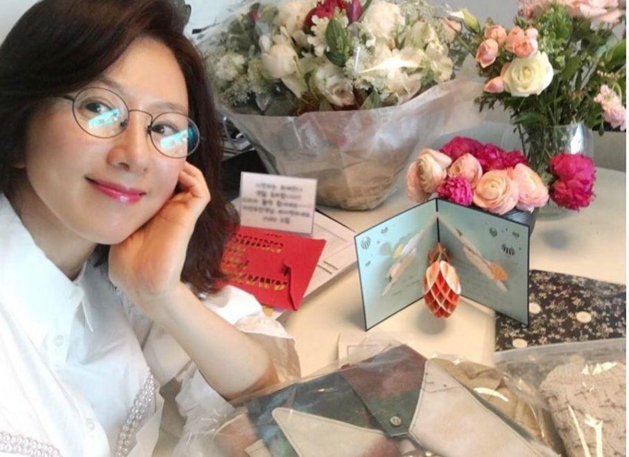 10 Potret Menawan Kim Hee Ae, Tetap Awet Muda pada Usia 50-an