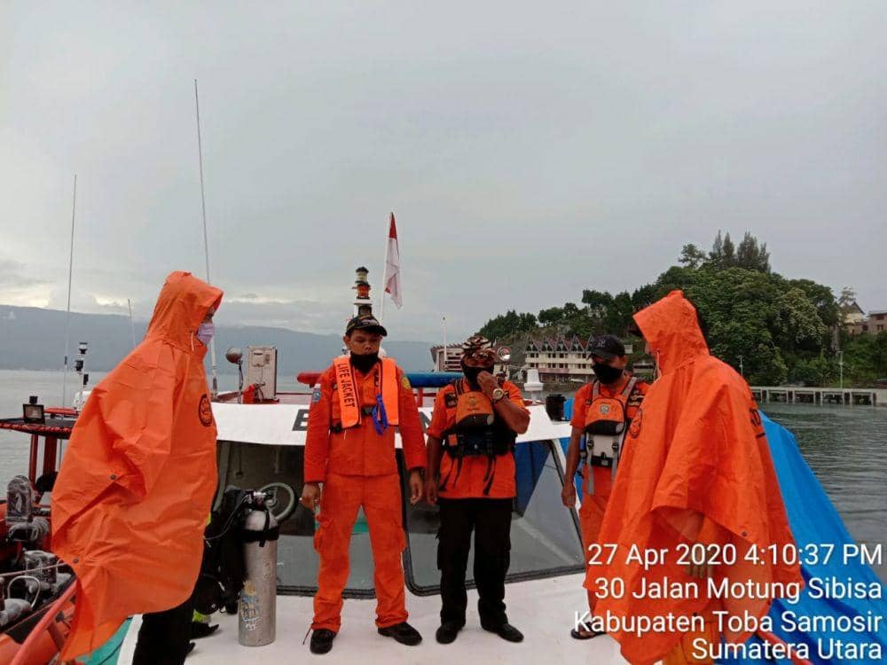 Petugas berdoa sebelum terjun mencari korban (Dok.IDN Times/Istimewa)