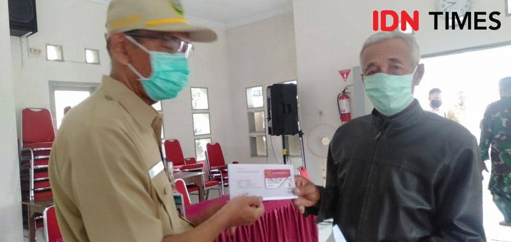 Pemkab Bantul mulai bagikan Kartu Keluarga Sejahtera. IDN Times/Daruwaskita