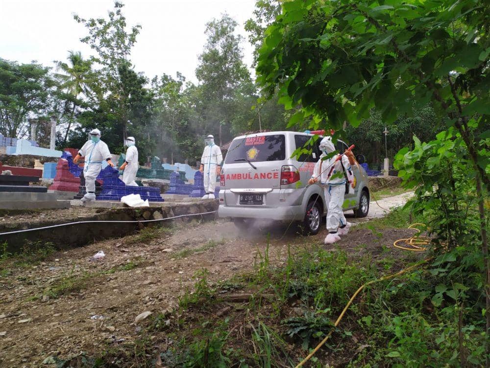 Tim relawan PMI Gunungkidul memakamkan jenazah pada masa pandemi. Dokumentasi PMI Gunungkidul