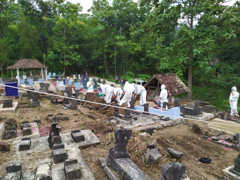 Tim relawan PMI Gunungkidul memakamkan jenazah pada masa pandemi. Dokumentasi PMI Gunungkidul