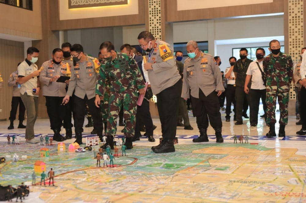 Gugus Tugas Percepatan Penanganan COVID-19 menyusun pemetaan jelang PSBB Surabaya Raya di Mapolda Jatim, Senin (27/4). IDN Times/ Dok. Istimewa