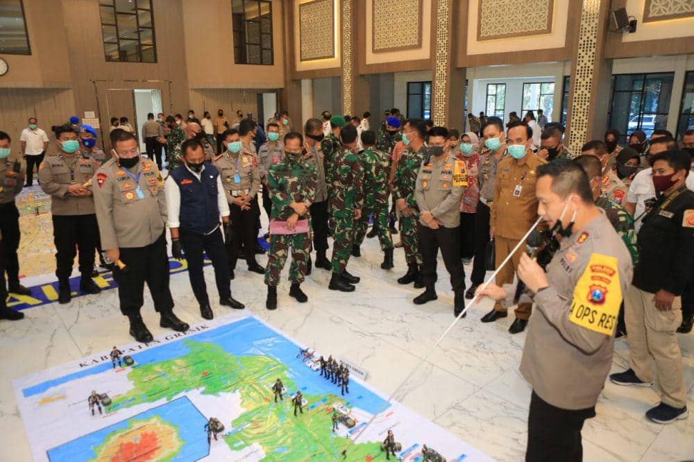 Gugus Tugas Percepatan Penanganan COVID-19 menyusun pemetaan jelang PSBB Surabaya Raya di Mapolda Jatim, Senin (27/4). IDN Times/ Dok. Istimewa