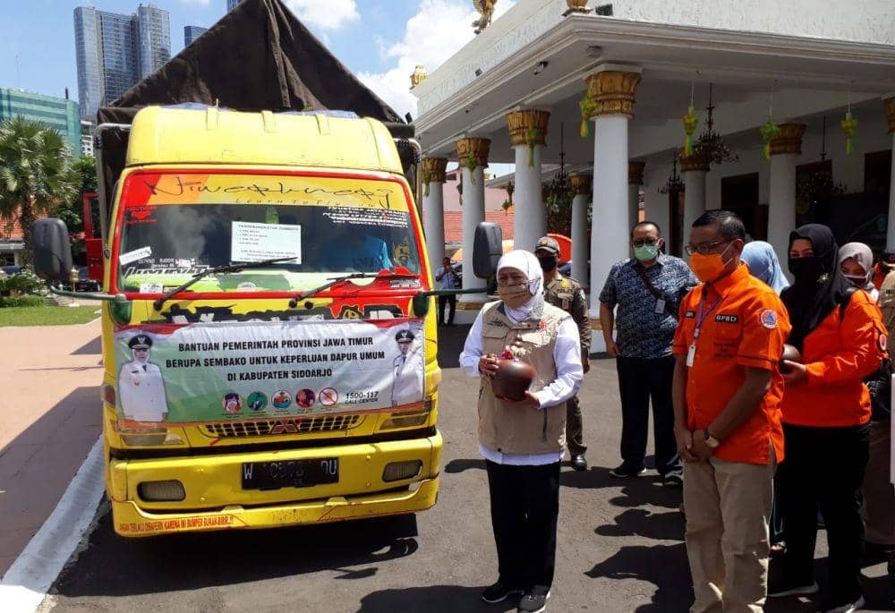 Gubernur Jatim, Khofifah Indar Parawansa berangkatkan sembako untuk dapur umum di Grahadi, Senin (27/4). Dok.IDN Times/Istimewa