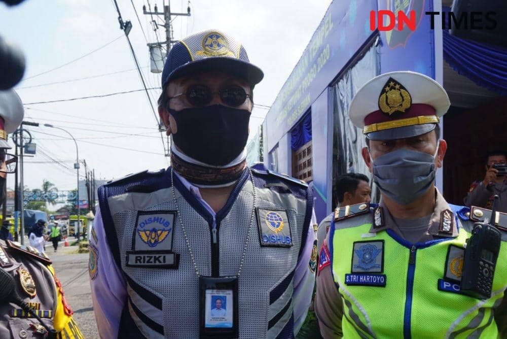 Kepala Seksi Angkutan Dalam Trayek Dinas Perhubungan DIY, Rizki Budi Utomo (kiri). (IDN Times/Tunggul Damarjati)